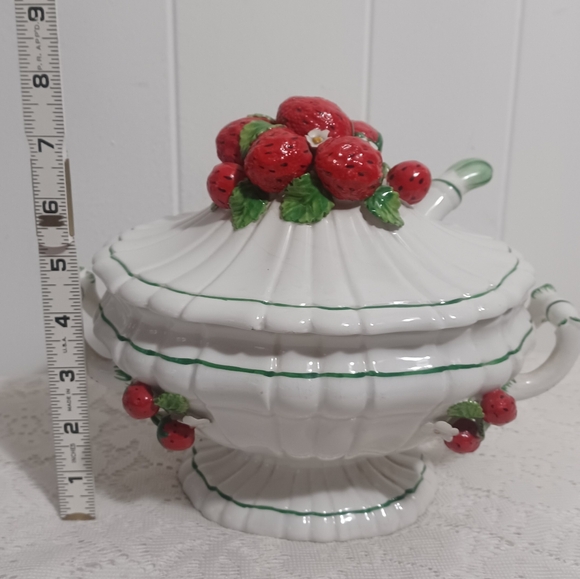 Italian Strawberry Tureen - Picture 3 of 13